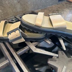 SOREL ROAMING BUCKLE DOUBLE STRAP.         NWOT.   Size 7……PRICE: $55